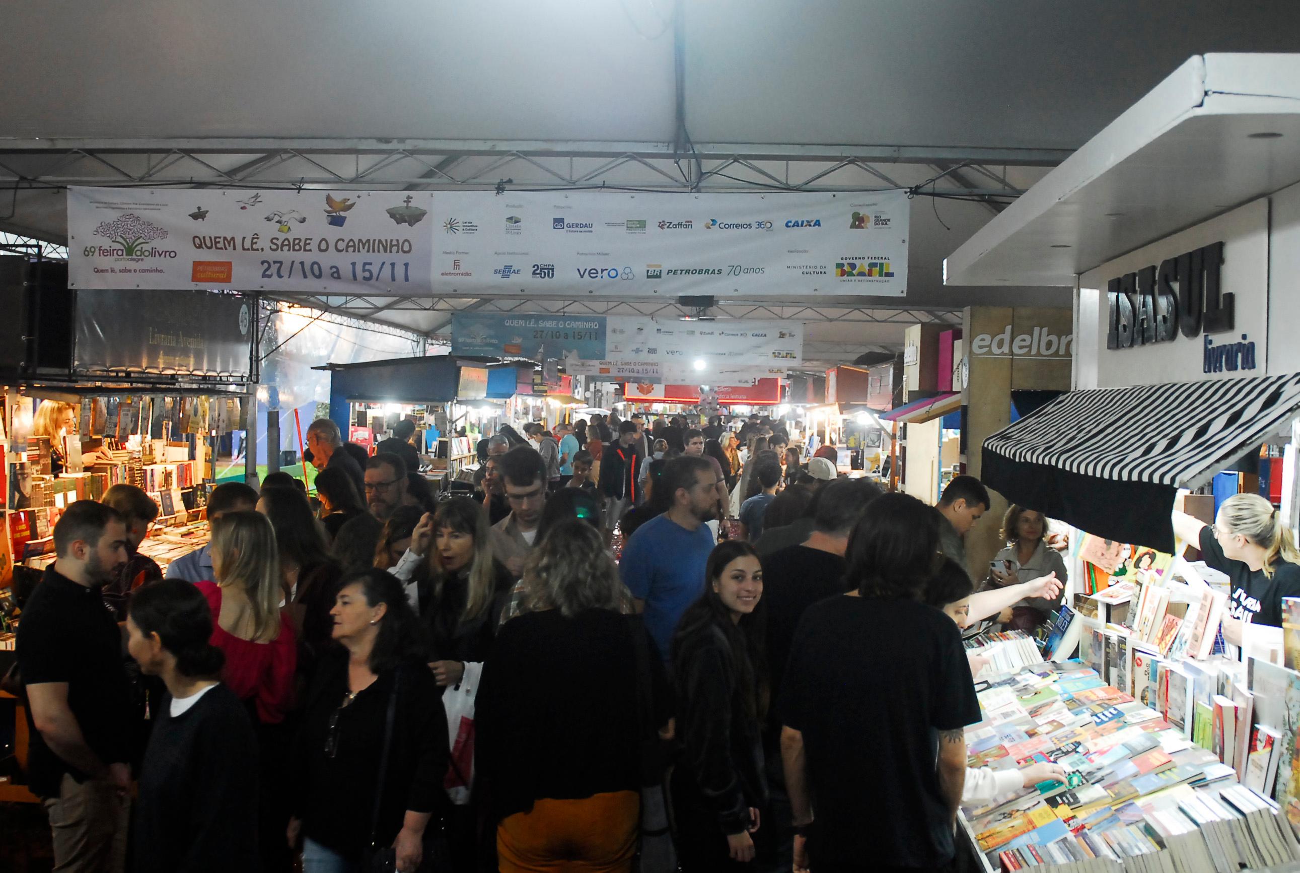 Mesmo com as chuvas dos &uacute;ltimos dias, movimento da Feira do Livro n&atilde;o diminuiu