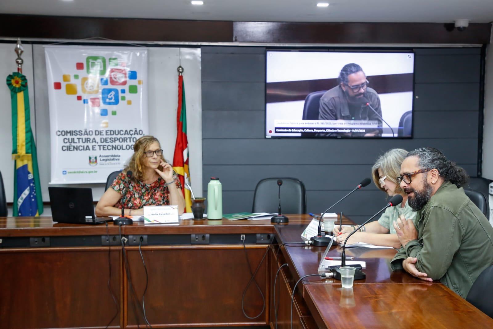 O programa busca a alfabetiza&ccedil;&atilde;o de todos os alunos da rede estadual, at&eacute; o 2&ordm; ano do Ensino Fundamental