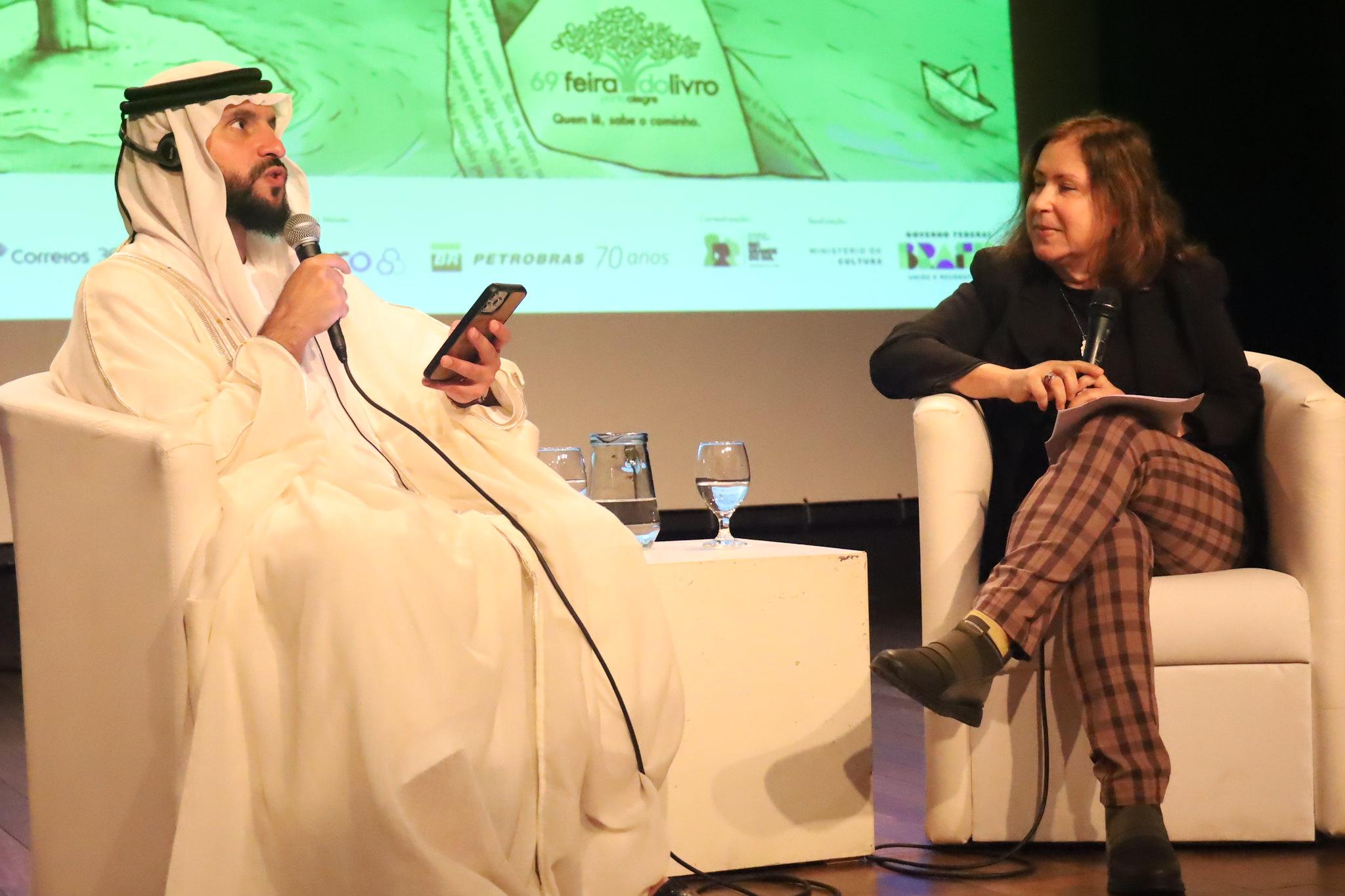Escritor Faisal Al Suwaidi, dos Emirados &Aacute;rabes Unidos, em conversa com a jornalista Ivonete Pinto e o p&uacute;blico no Audit&oacute;rio Barbosa Lessa