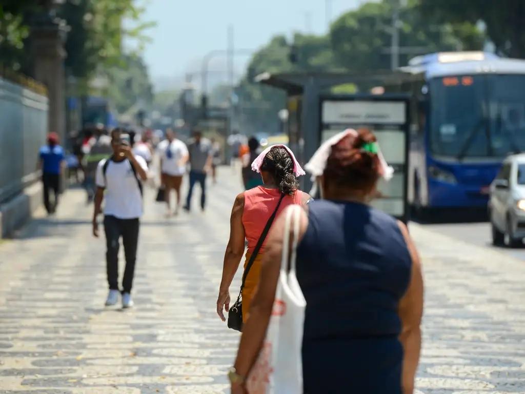 Popula&ccedil;&atilde;o busca al&iacute;vio do calor&atilde;o