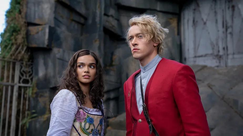 Ambientada cerca de 60 anos antes dos eventos dos filmes anteriores, a trama mostra Coriolanus Snow (Tom Blyth) sendo o tutor da jovem Lucy Gray Baird (Rachel Zegler), selecionada para competir nos Jogos