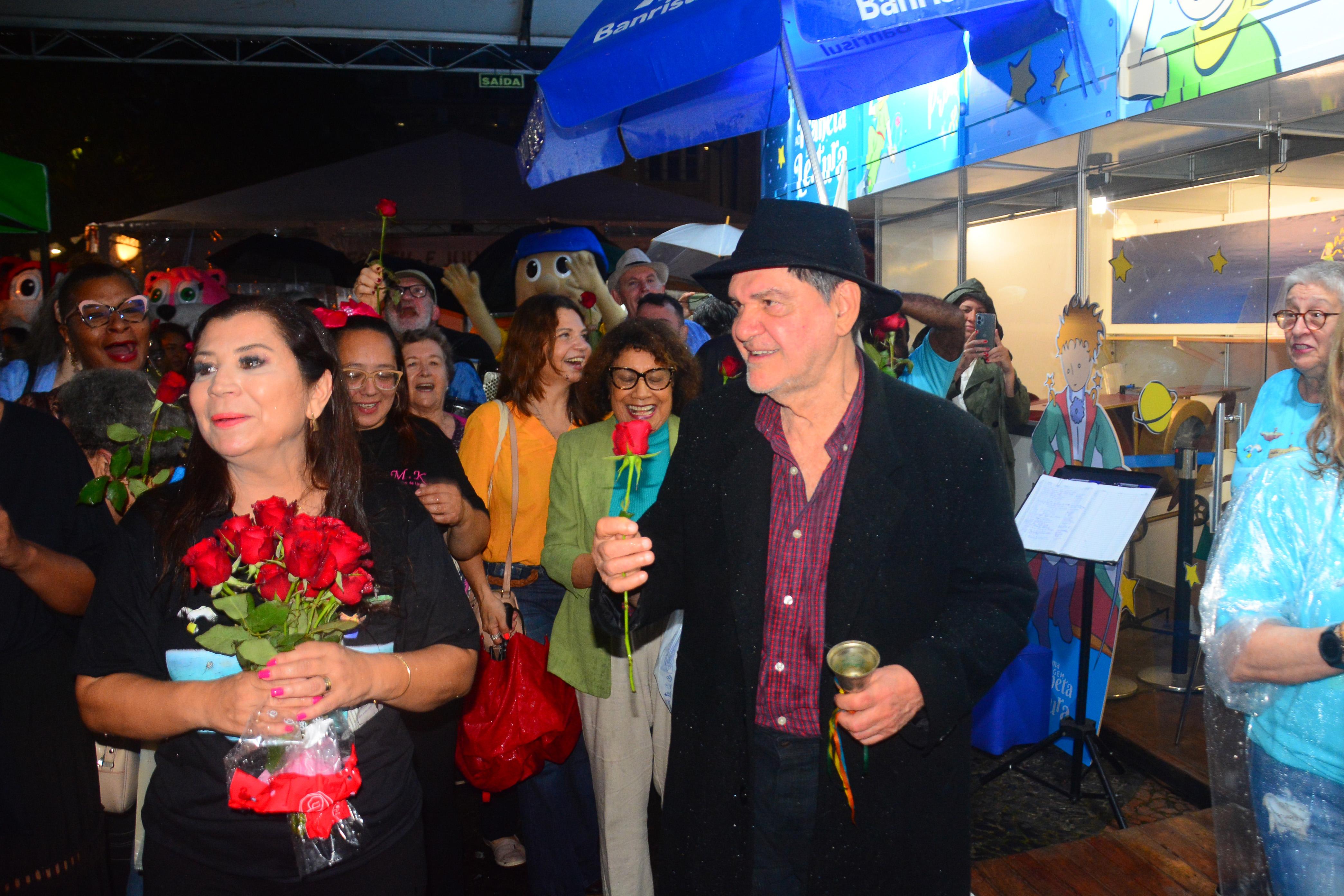 Patrono Tabajara Ruas capitaneou a entrega simb&oacute;lica de rosas aos livreiros e ao p&uacute;blico da Feira