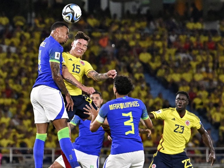 Com maus resultados diante de Uruguai e Venezuela, seleção ocupa terceira posição, com sete pontos Com maus resultados diante de Uruguai e Venezuela, seleção ocupa terceira posição, com sete pontos