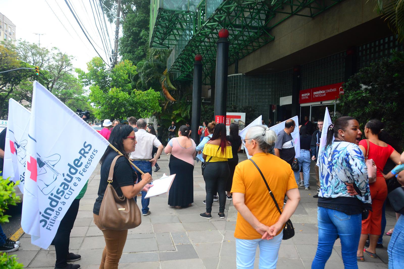 Manifestantes realizaram protesto em frente ao Instituto de Cardiologia de Porto Alegre em fun&ccedil;&atilde;o das mais de 200 demiss&otilde;es