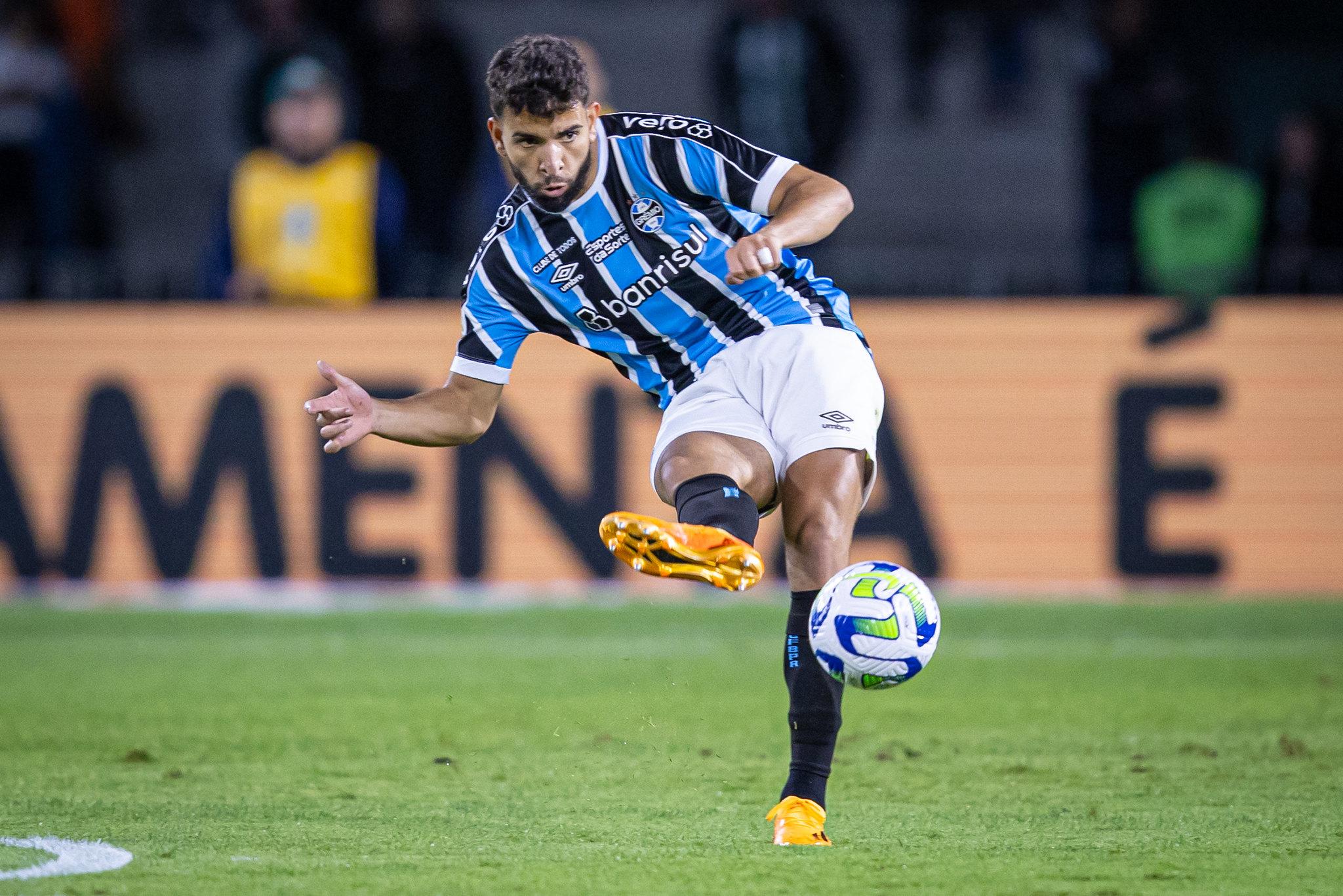 Volante avan&ccedil;a em recupera&ccedil;&atilde;o de les&atilde;o muscular ao longo da Data Fifa