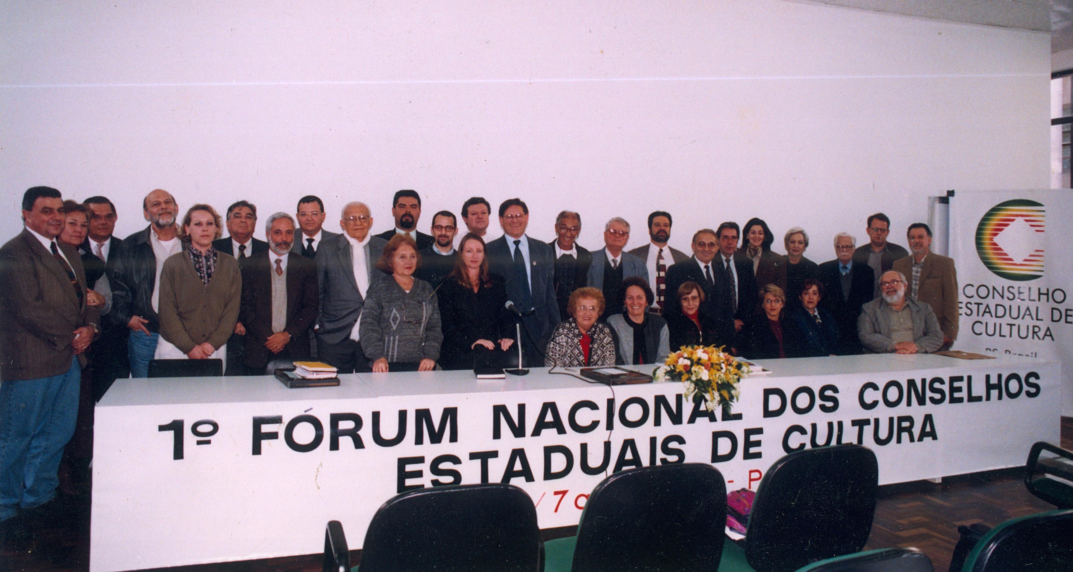 Em 1999, sob minha proposi&ccedil;&atilde;o e organiza&ccedil;&atilde;o, o conselho fez hist&oacute;ria, sob a presid&ecirc;ncia de Roque Jacoby, ao realizar em Porto Alegre o 1&deg; F&oacute;rum Nacional dos Conselhos Estaduais de Cultura