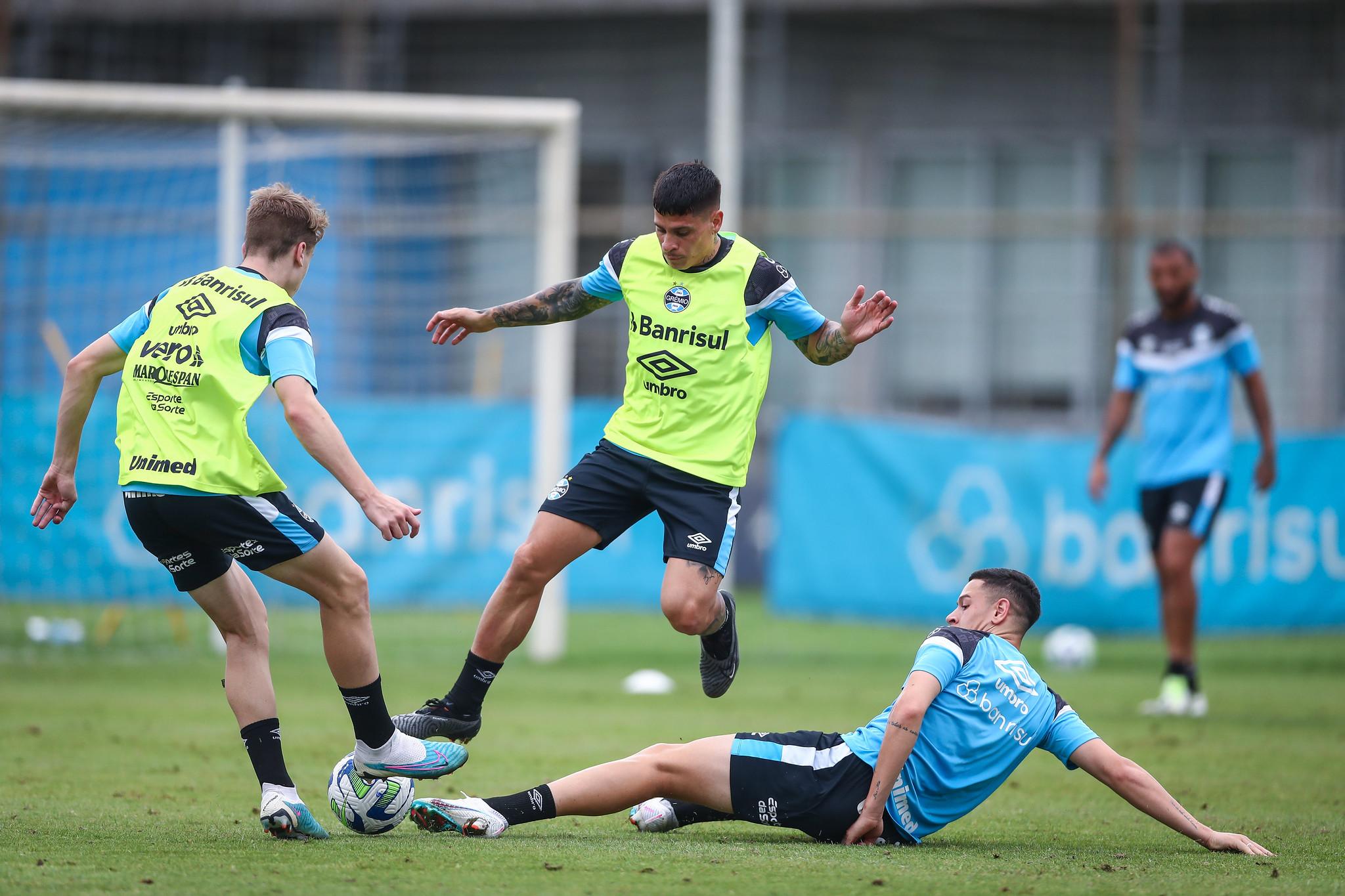 Excesso de gols sofridos s&oacute; n&atilde;o tem maiores consequ&ecirc;ncias porque ataque compensa