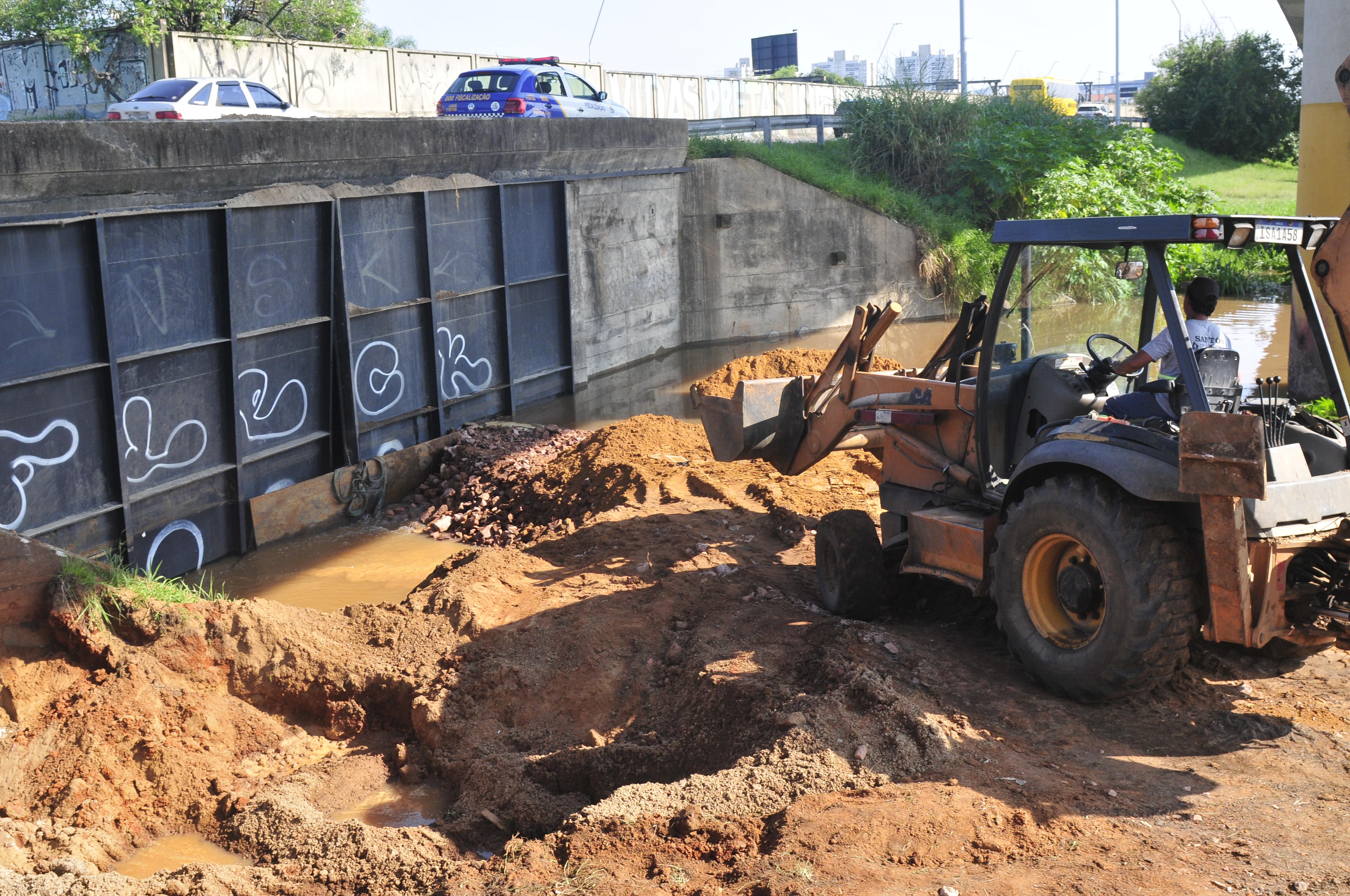 DMAE realiza servi&ccedil;o para conter avan&ccedil;o das &aacute;guas do Gua&iacute;ba na comporta 13, em Porto Alegre