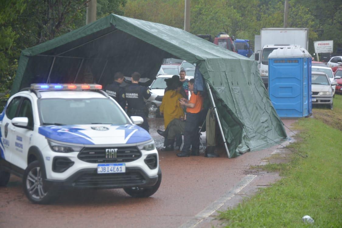 Al&eacute;m das equipes dentro das ilhas, os agentes da Defesa Civil permanecem realizando  busca ativa em toda a cidade para verificar se em algum local h&aacute; pessoas necessitando resgate
