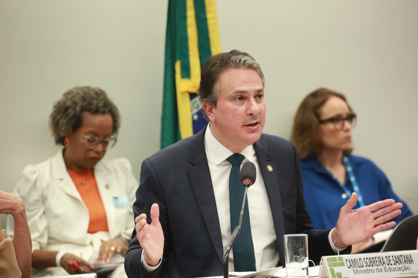 Quest&otilde;es do Enem n&atilde;o t&ecirc;m interfer&ecirc;ncia do governo, garante ministro
