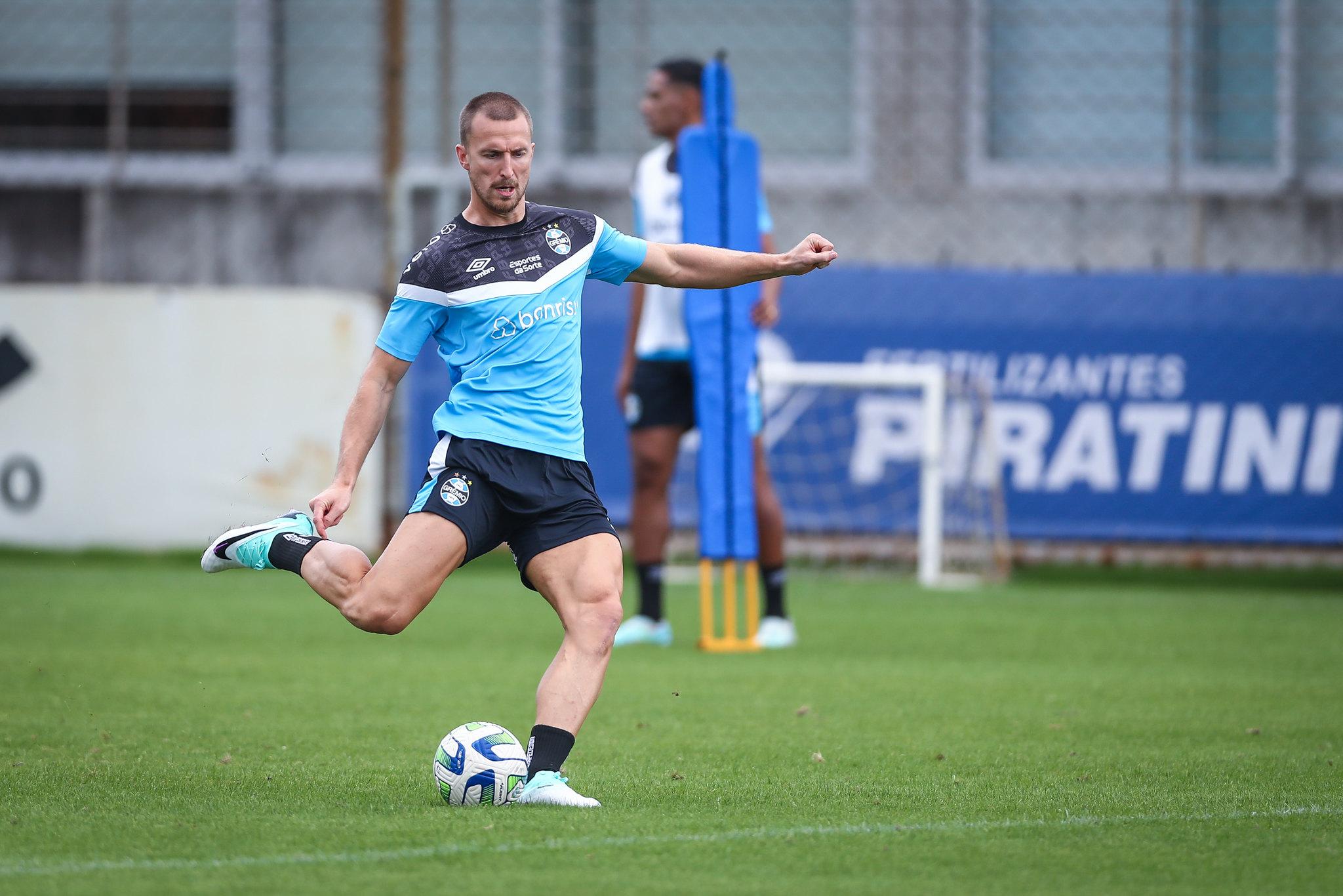 Zagueiro trabalhou com elenco no gramado e pode retornar ao time na aus&ecirc;ncia de Bruno Alves