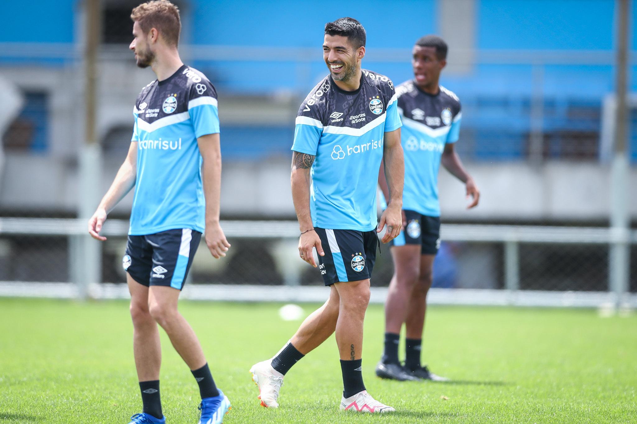 Depois de dias no Uruguai, artilheiro gremista trabalhou normalmente com o elenco 