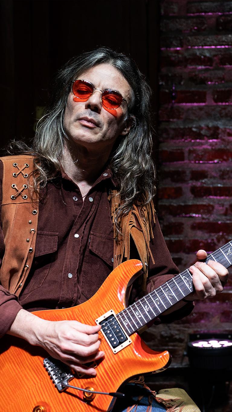 M&uacute;sico vai demonstrar o estilo de Carlos Santana, com vers&otilde;es em que a guitarra &ldquo;canta&rdquo; as melodias