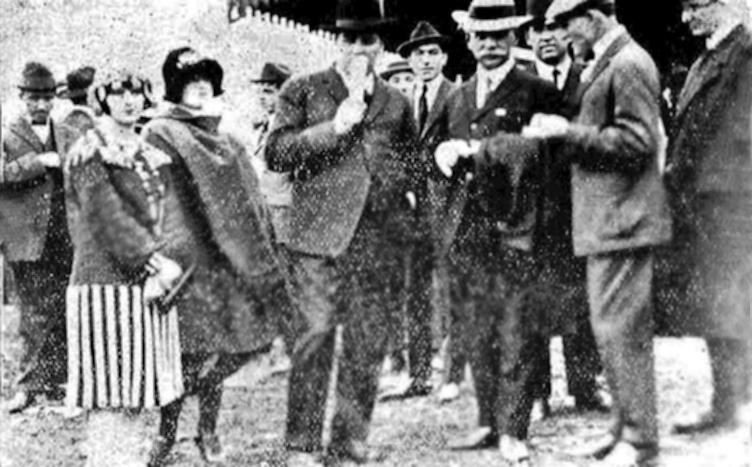 Assis Brasil conferenciando com os seus apoiadores em Bag&eacute;