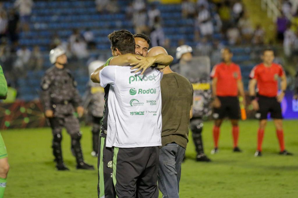 Treinador apostou na remobiliza&ccedil;&atilde;o e no organiza&ccedil;&atilde;o t&aacute;tica para reerguer o time na S&eacute;rie B