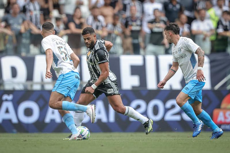 Gr&ecirc;mio leva 3 a 0 do "ultrapassado" Felip&atilde;o