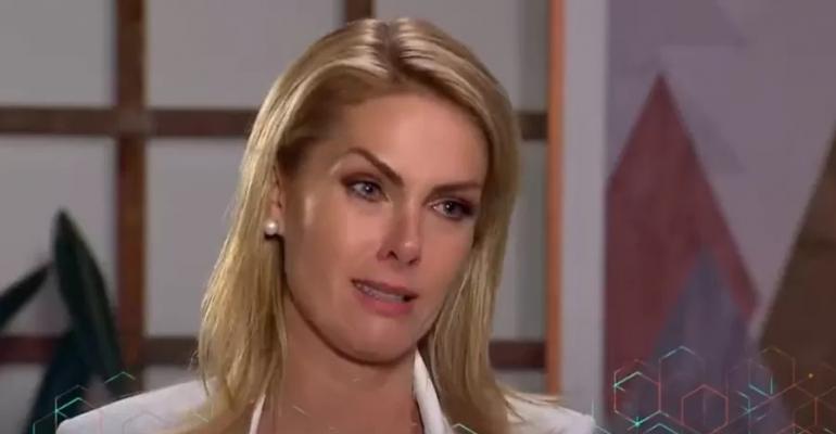 Ana Hickmann se emocionou em diversos momentos da entrevista