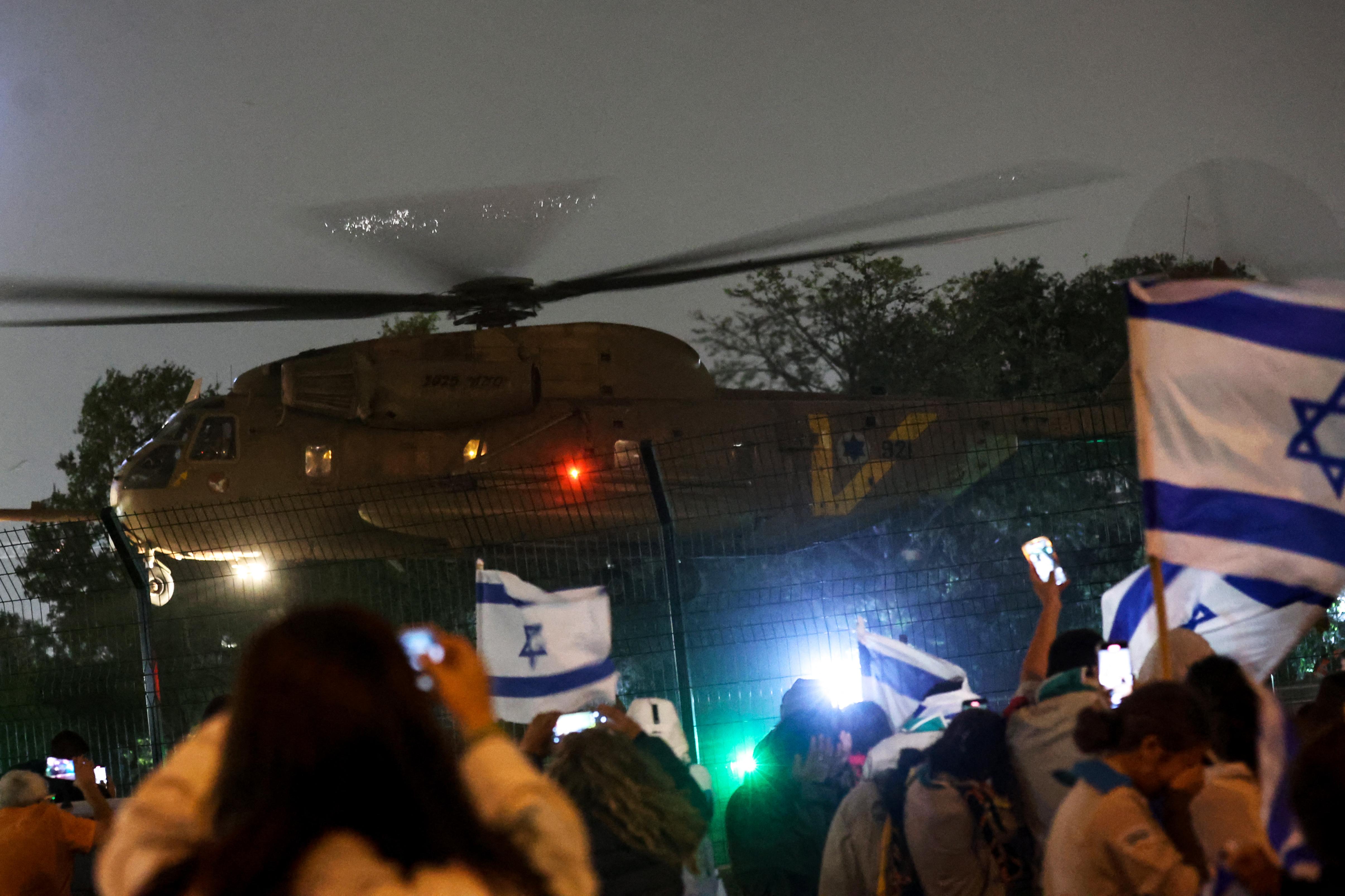 Helic&oacute;tero leva ref&eacute;ns libertados de volta para Israel