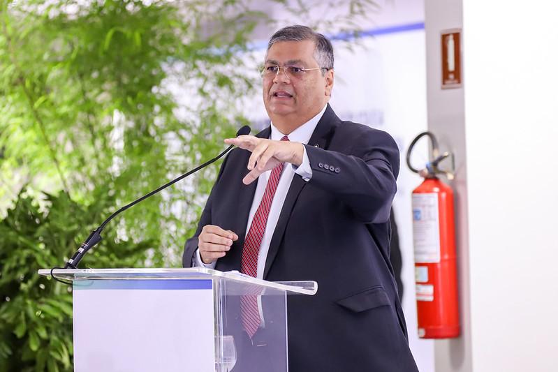 Lula decide indicar Dino ao STF, diz jornal 