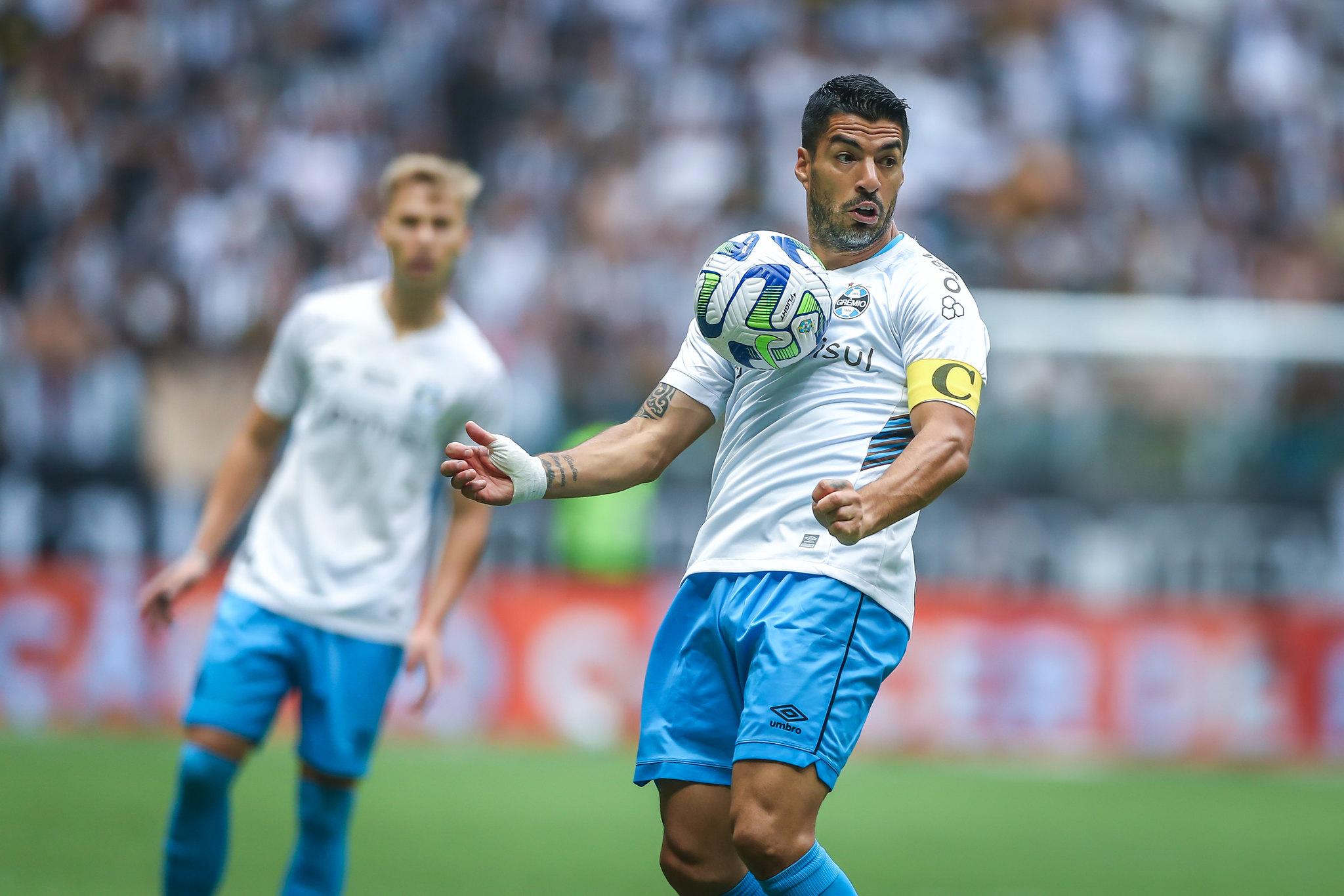 Pendurado, Su&aacute;rez tem despedida pelo Gr&ecirc;mio na Arena "amea&ccedil;ada" contra o Goi&aacute;s