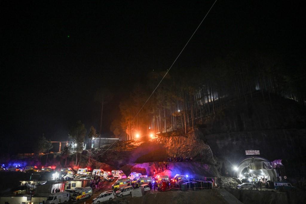 Equipes resgatam os 41 trabalhadores presos em t&uacute;nel d