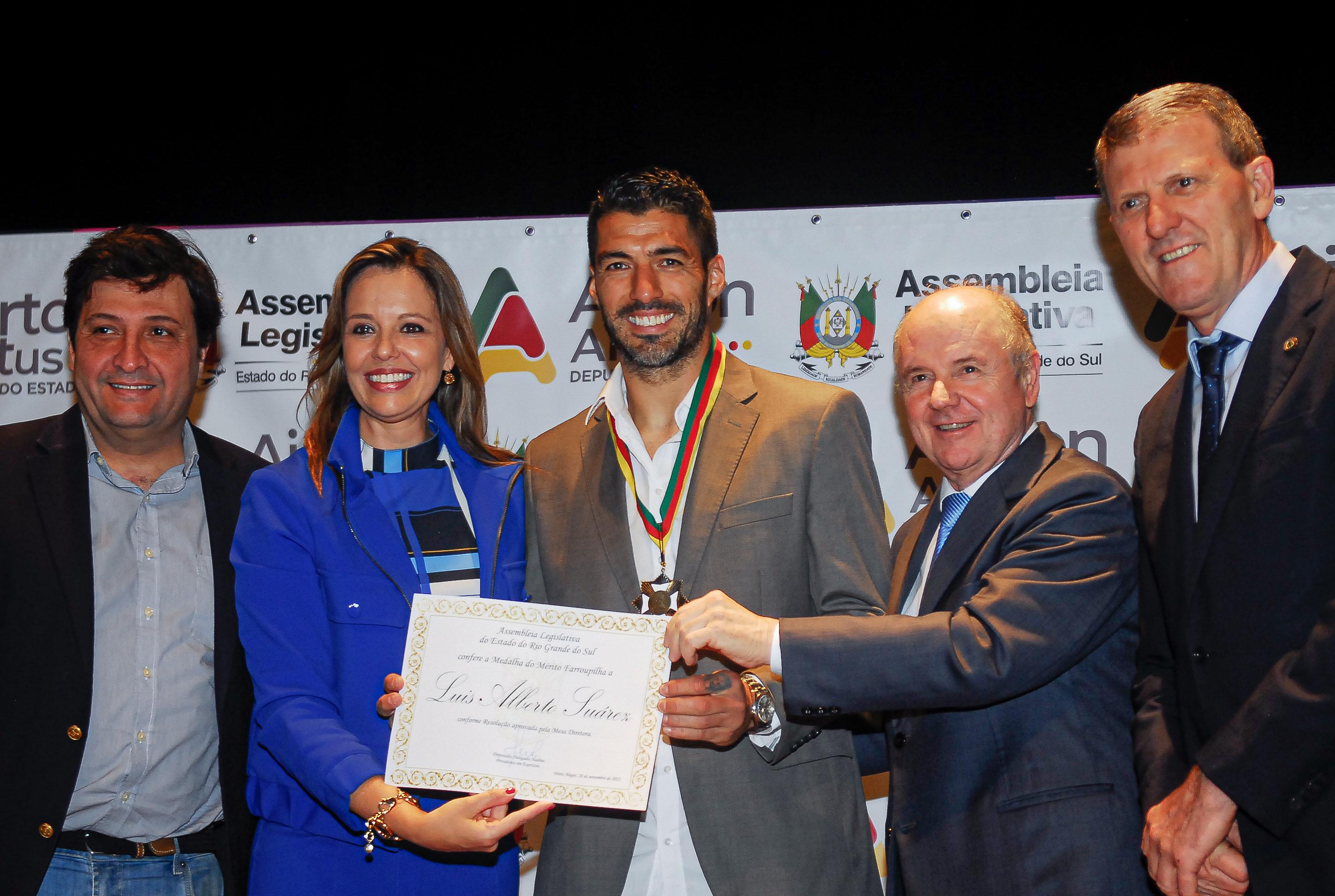 Su&aacute;rez foi agraciado com a Medalha do M&eacute;rito Farroupilha