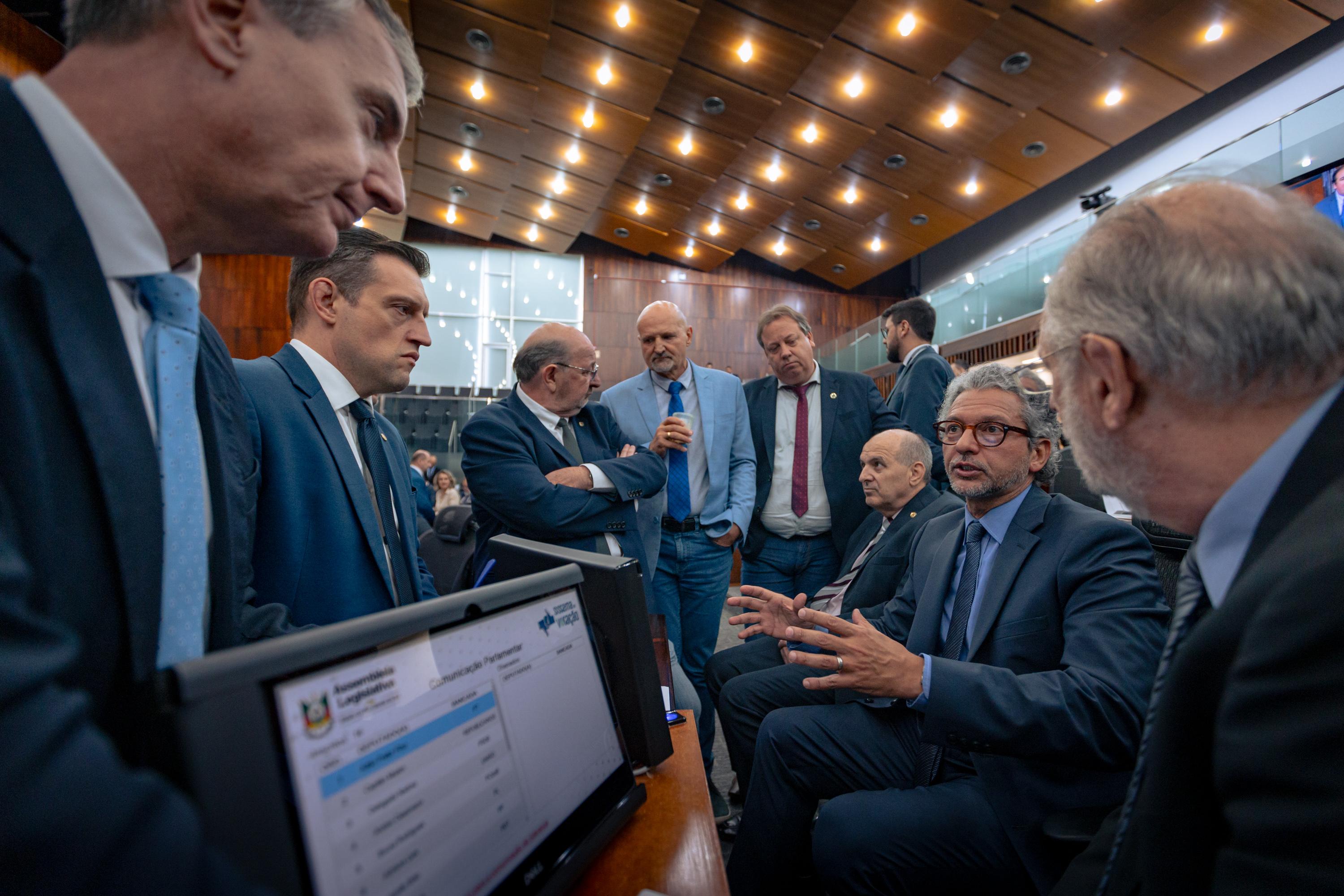 Parlamentares fizeram uma esp&eacute;cie de reuni&atilde;o durante a sess&atilde;o para alinhar encontro com deputados federais