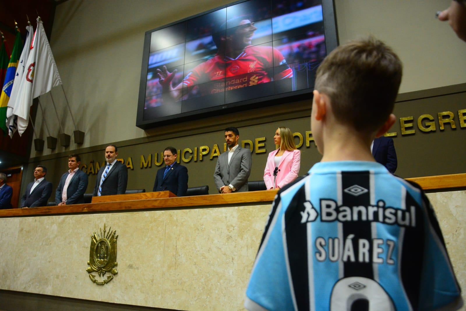 Imprensa internacional repercute homenagens para Su&aacute;rez em Porto Alegre