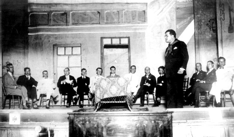 Baptista Luzardo (de p&eacute;) participou das negocia&ccedil;&otilde;es de paz em Bag&eacute;