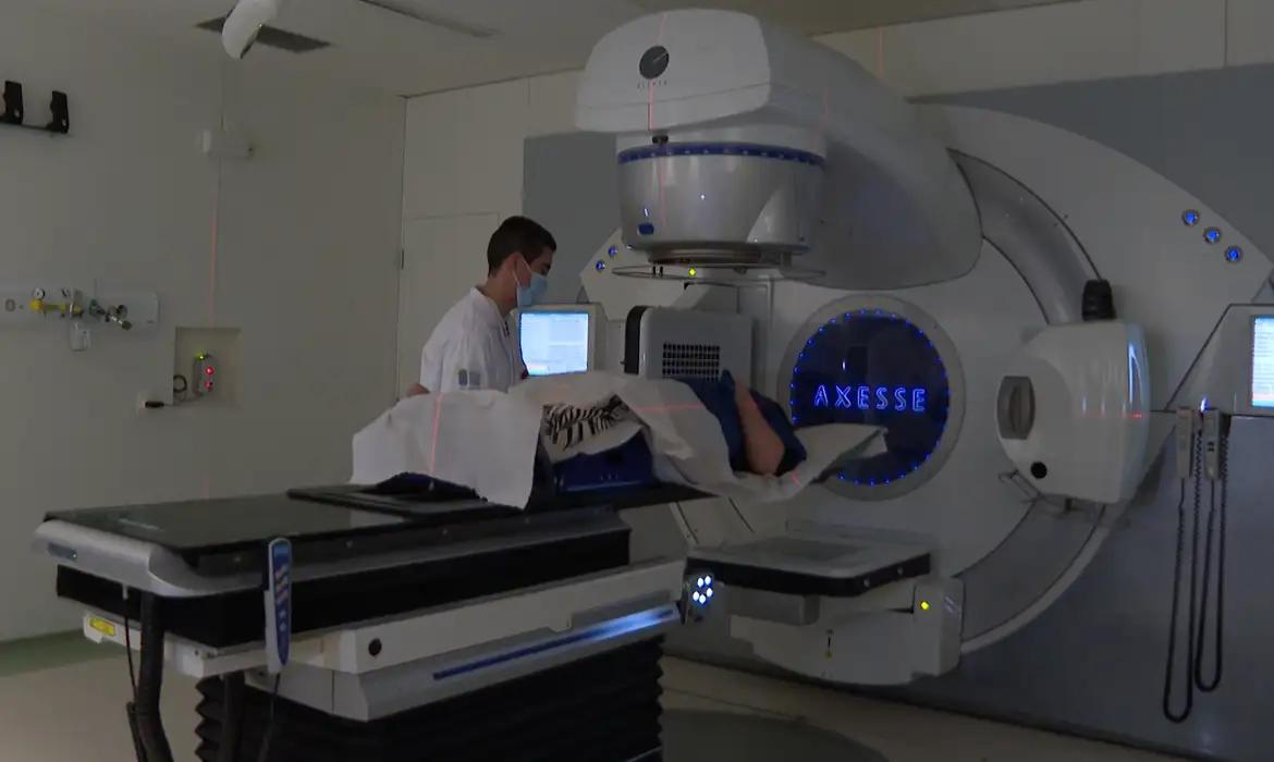 Para centros cir&uacute;rgicos e unidade de terapia intensiva em que haja restri&ccedil;&atilde;o por motivos de seguran&ccedil;a &agrave; sa&uacute;de dos pacientes, o acompanhante dever&aacute; ser um profissional de sa&uacute;de
