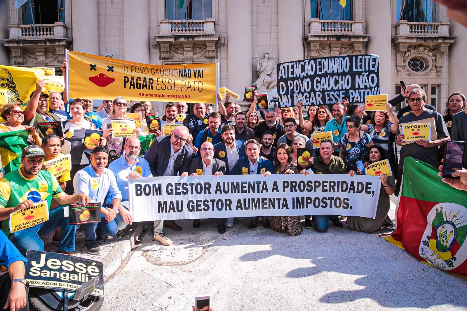 Lorenzoni, Zucco, demais partlamentares e manifestantes protestaram em frente ao Piratini