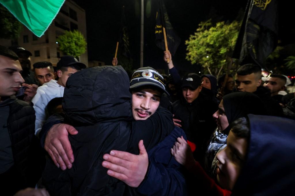 Israel e Hamas libertam mais presos e ref&eacute;ns horas antes de tr&eacute;gua expirar