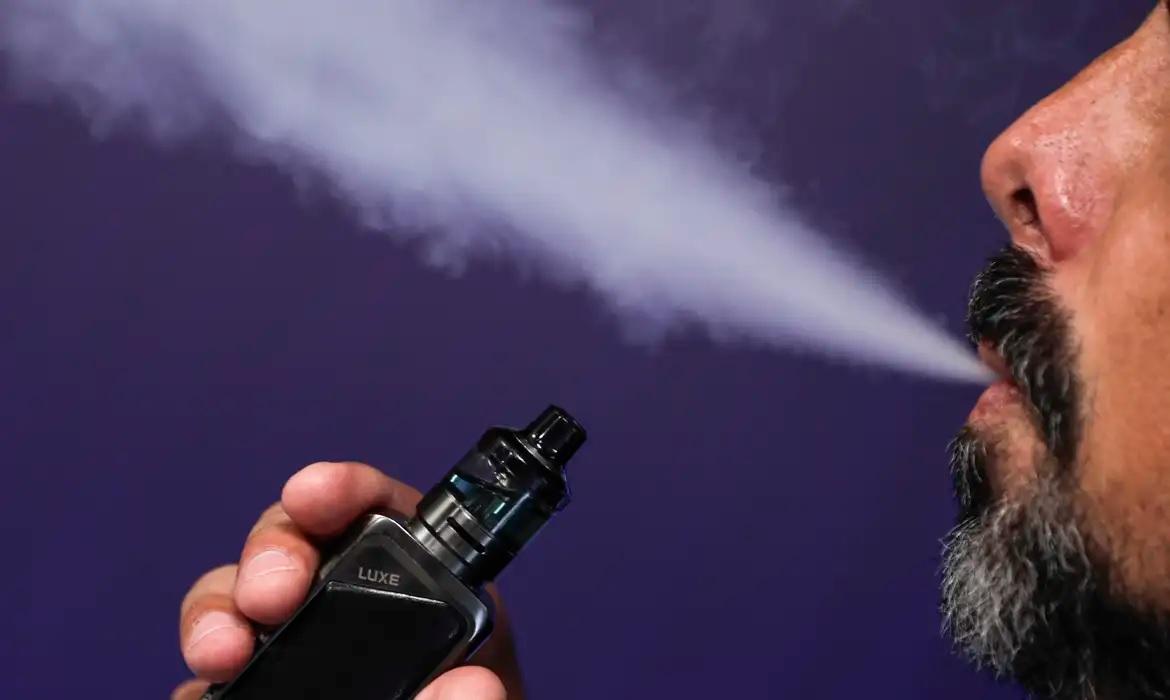 Consumir carga de "vape" seria equivalente a 20 cigarros