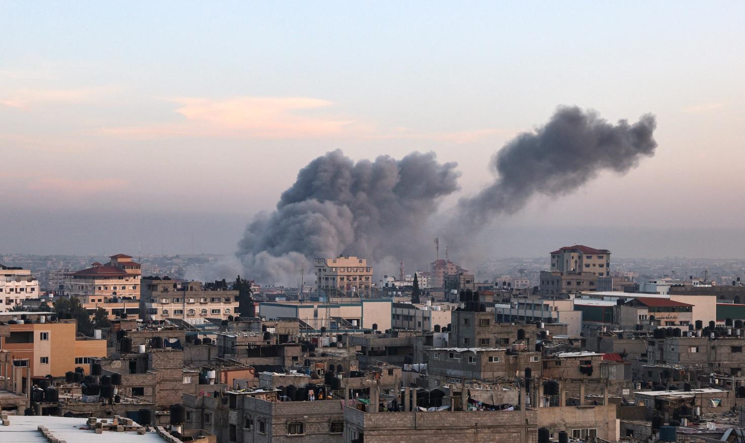 Israel amplia ataques e ordena que civis saiam de segunda maior cidade de Gaza