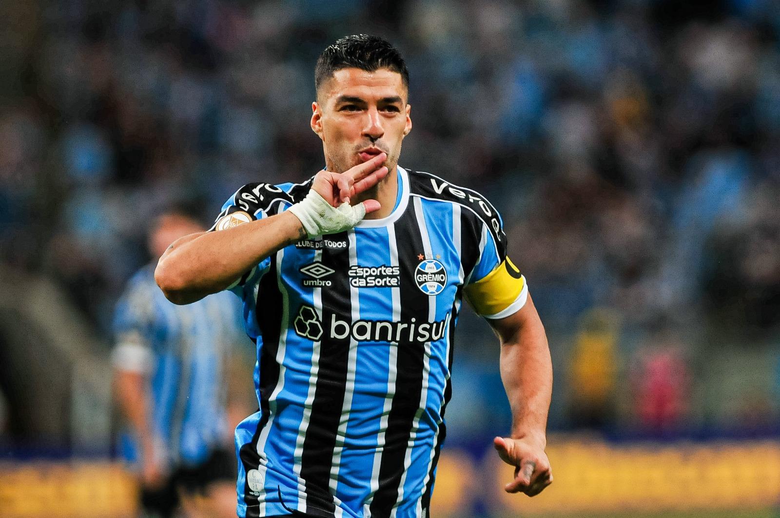 Su&aacute;rez chorou durante homenagem p&oacute;s-jogo