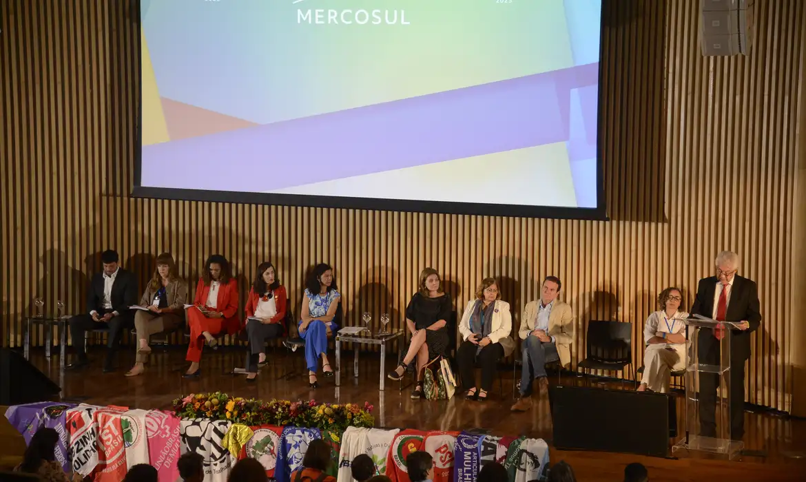 Segundo o Conselho Nacional Eleitoral (CNE) venezuelano, 10,5 milh&otilde;es de eleitores participaram