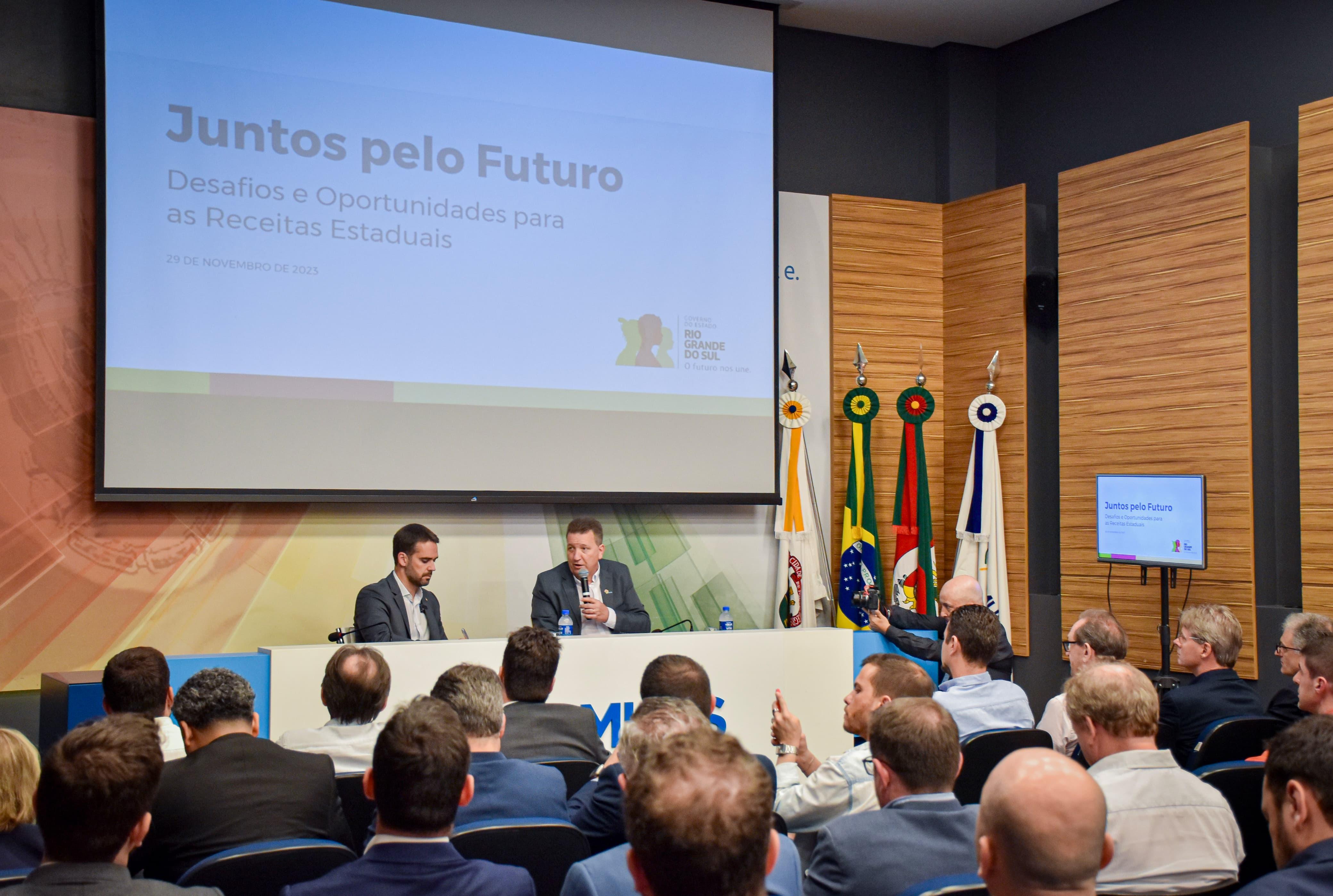 Governador Eduardo Leite e o presidente da Famurs, Luciano Orsi, durante reuni&atilde;o nesta segunda-feira