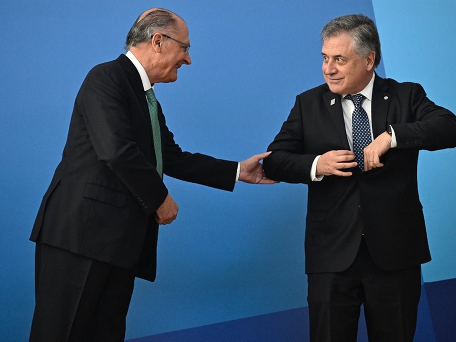 Geraldo Alckmin e Omar Paganini, ministro de RI do Uruguai, posam para foto durante reunião Geraldo Alckmin e Omar Paganini, ministro de RI do Uruguai, posam para foto durante reunião