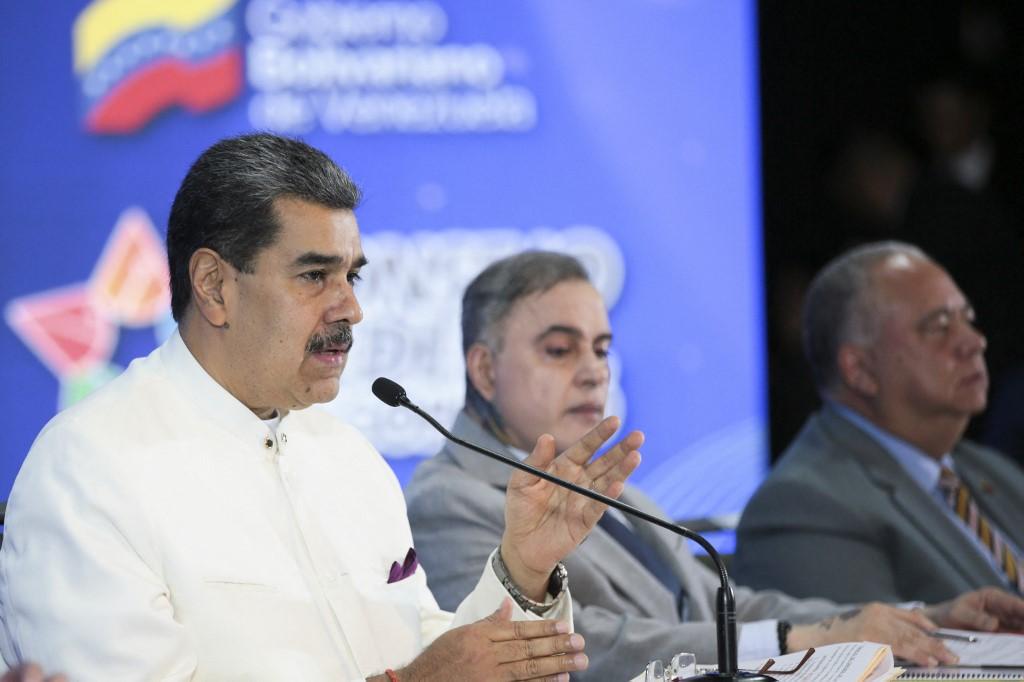 Nicolas Maduro falando ao lado do procurador-geral da Venezuela, Tarek William Saab, durante reuni&atilde;o