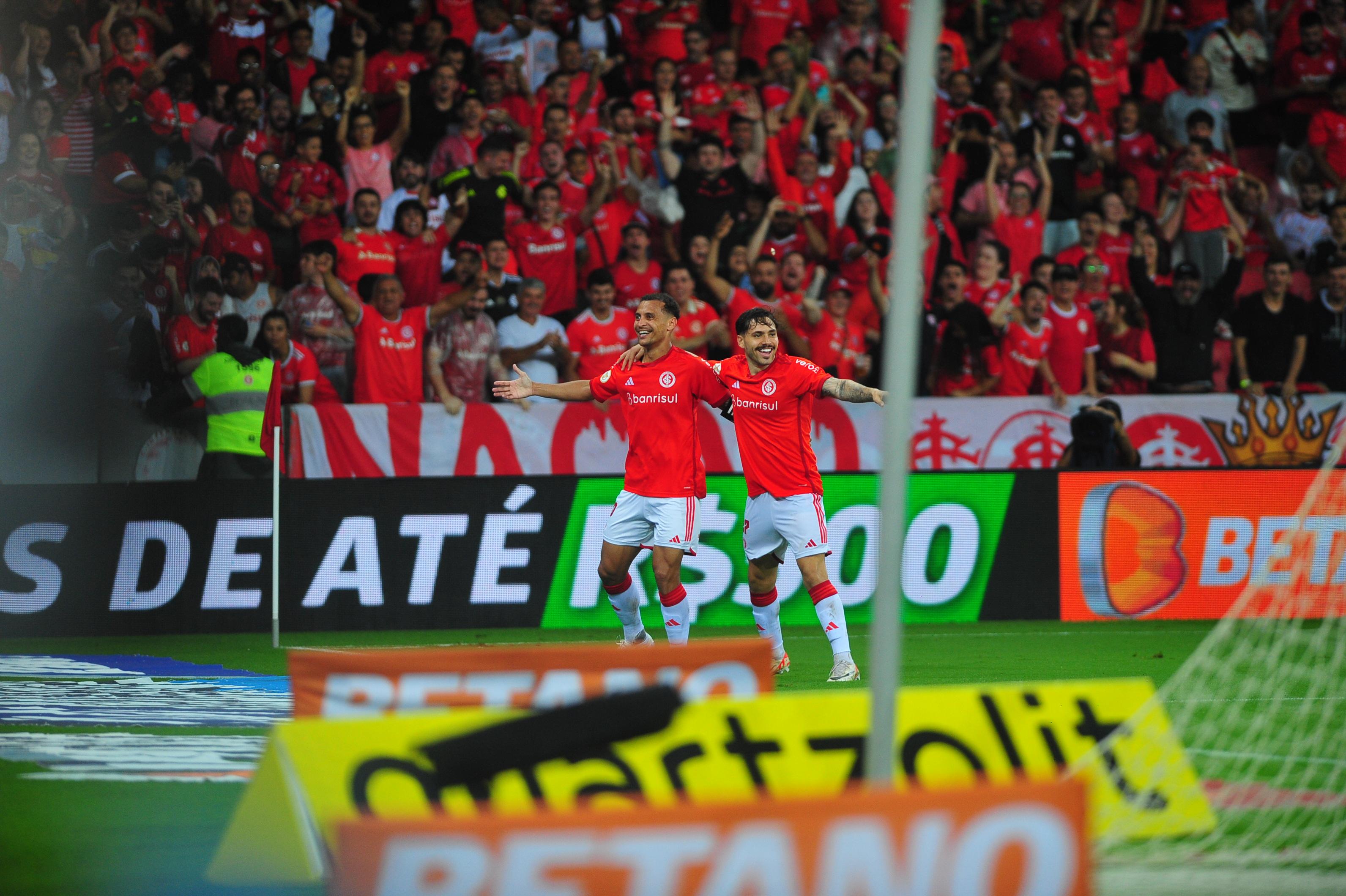 Alan Patrick teve um gol mal anulado, mas marcou em outra chance e come&ccedil;ou virada colorada