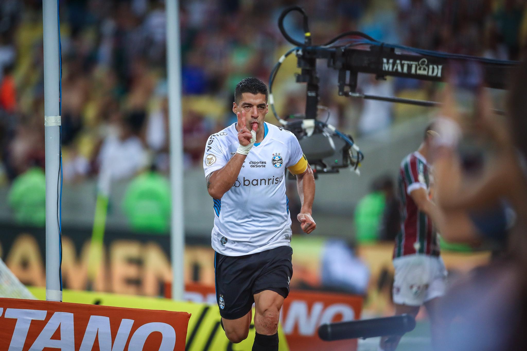Uruguaio marcou dois gols gola&ccedil;os em seu &uacute;ltimo ato com a camisa gremista no Maracan&atilde;