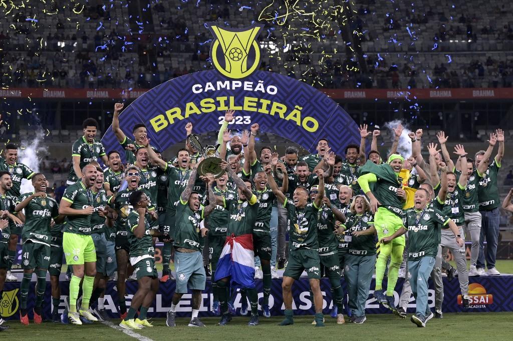Clube alviverde ergueu sua 12&ordf; ta&ccedil;a do Campeonato Brasileiro