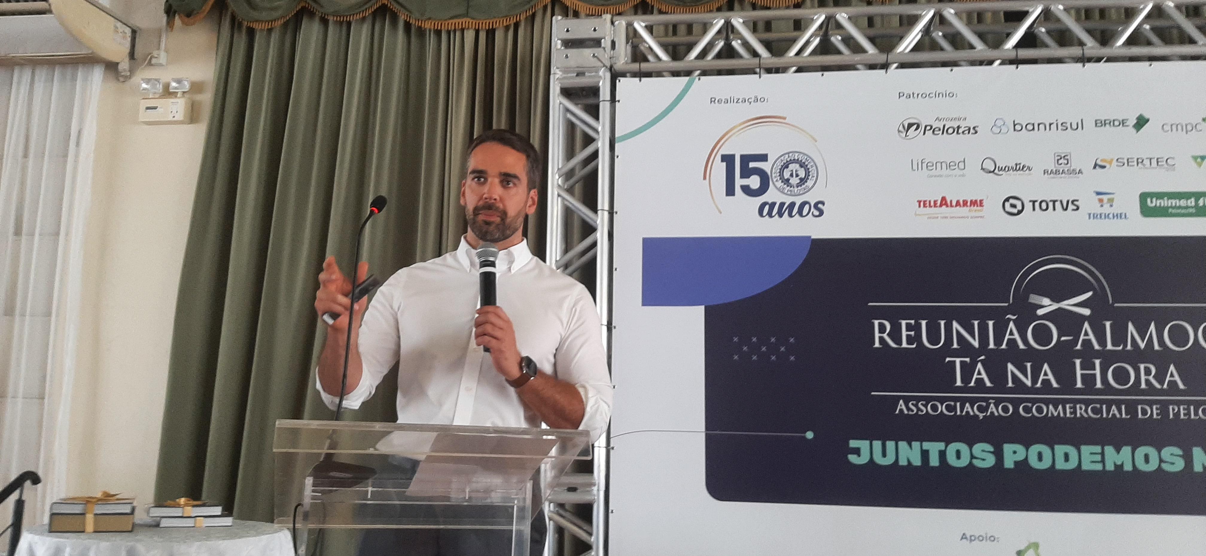 Eduardo Leite  palestra para empres&aacute;rios e pol&iacute;ticos em Pelotas