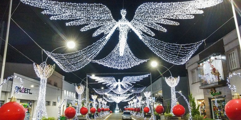 Frederico em Luz recebe visitantes regionais para conferir de perto a decoração natalina Frederico em Luz recebe visitantes regionais para conferir de perto a decoração natalina