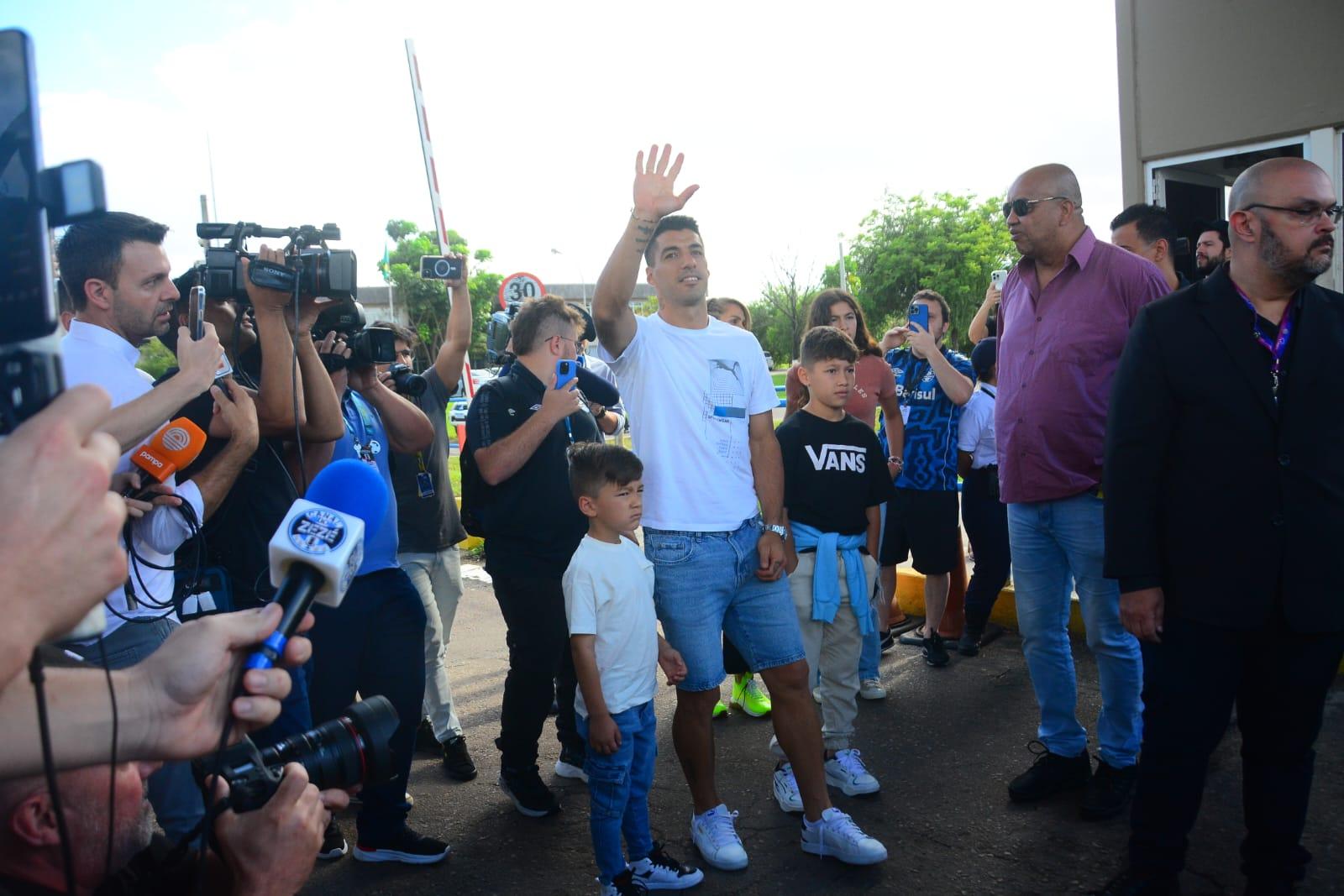 Su&aacute;rez se despede de torcida gremista 