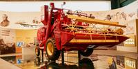 Primeira colheitadeira automotriz produzida no Brasil está em exposição