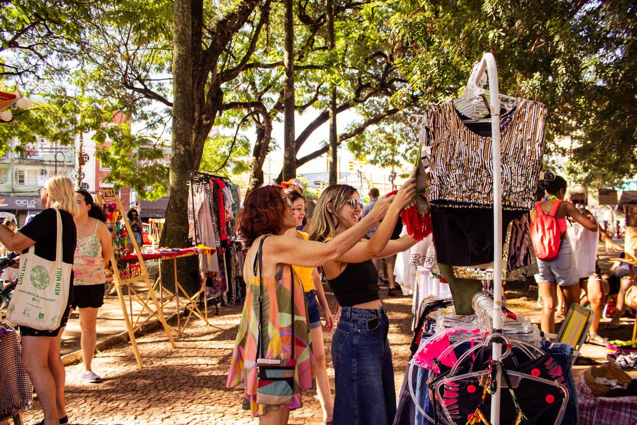 Brick de Desapegos e Feira Me Gusta recebem mais de 100 marcas neste domingo, na Pra&ccedil;a Garibaldi