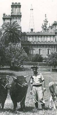 Na Granja de Pedras Altas, com o Castelo ao fundo, residência de Joaquim Francisco de Assis Brasil