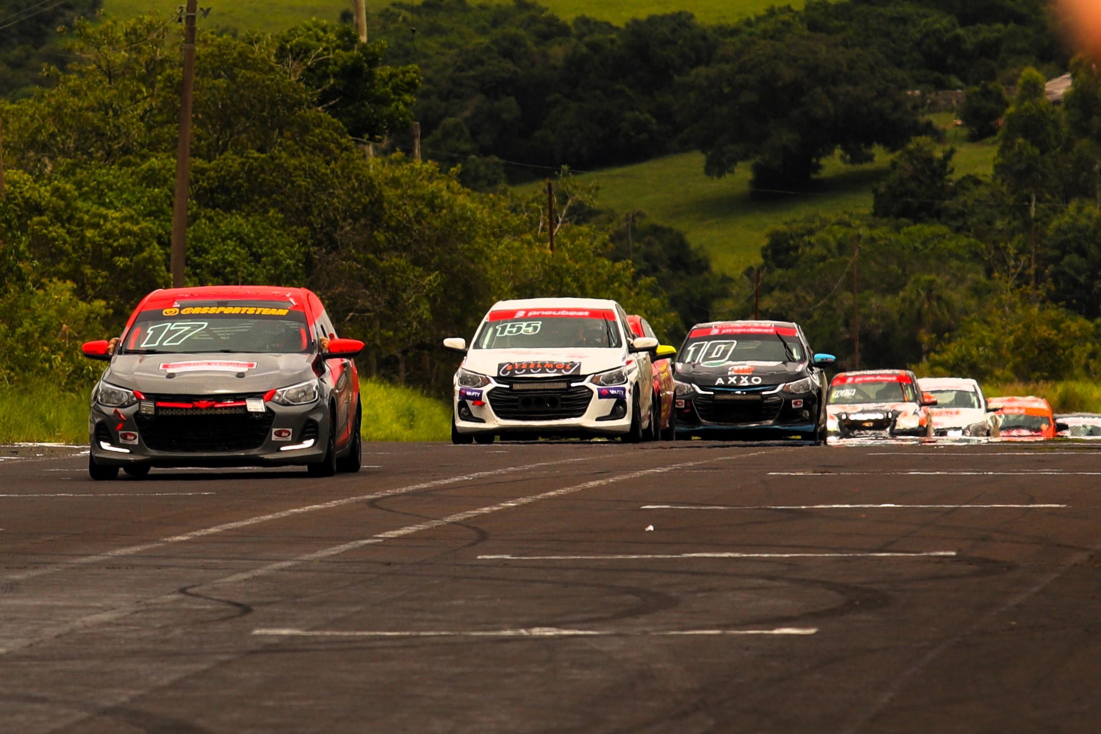 Foram 24 carros que partiram para a maratona sobre rodas e 15 deles cruzaram a linha de chegada