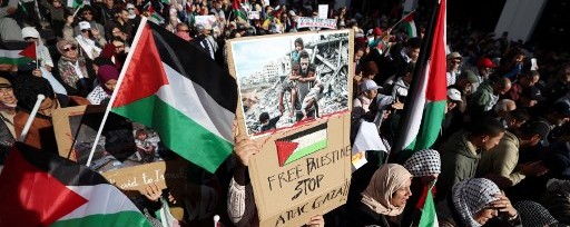 Uma multidão marchou pelo centro da capital atrás de uma grande faixa que dizia "contra o Holocausto em Gaza". Uma multidão marchou pelo centro da capital atrás de uma grande faixa que dizia "contra o Holocausto em Gaza".